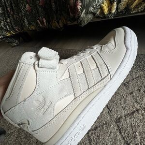 NEW Adidas Cream Forum Mids